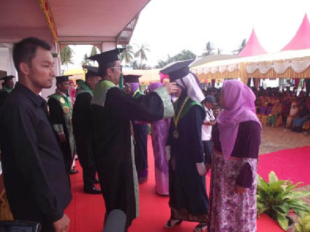 Wisuda 100 Sarjana STIT Dihadiri Pemkab Rohil