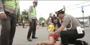 Tak Pakai Helm, 'Wanita' Ini Justru Bikin Repot Polisi!