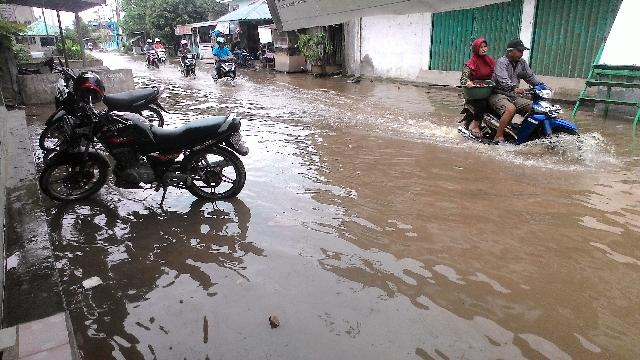 Sejumlah Ruas Jalan di Kota Tembilahan Dibanjiri Air Pasang