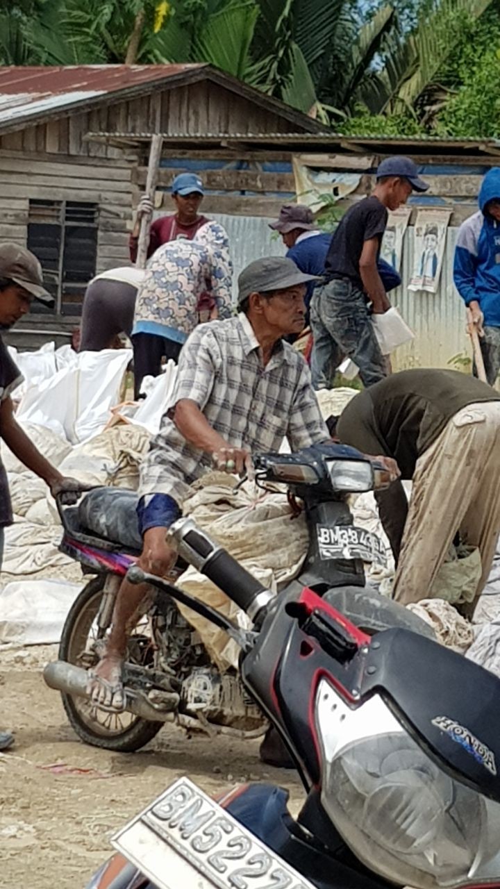 Diusia Senja, Dua Warga Inhil Ini Sangat Patut Dicontoh