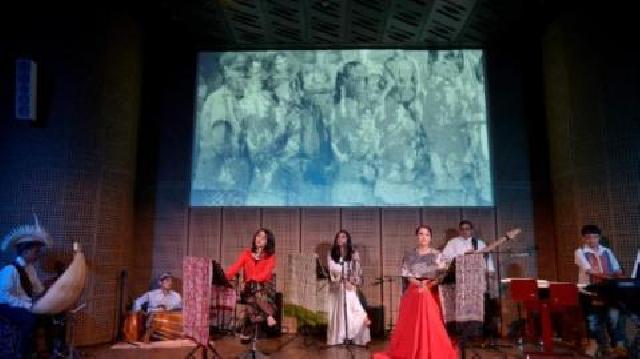 Bacakan Puisi, Julie Estelle Pinjam Baju Ivan Gunawan