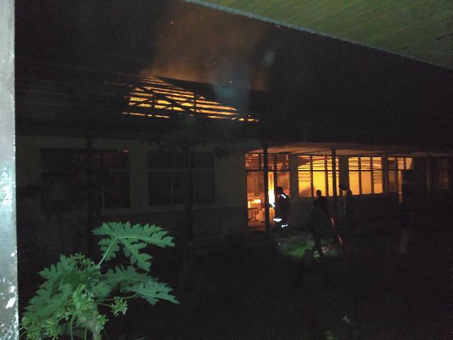 Sedang Terjadi, Gedung Bekas Sekolah di Inhil Dilalap Api 