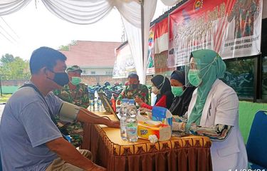 Vaksinasi Pertama di Rokan Hulu, Warga Hingga Keluarga TNI