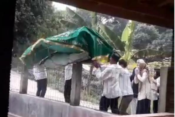 Heboh, Mayat Terjatuh Kedalam Sebuah Kolam