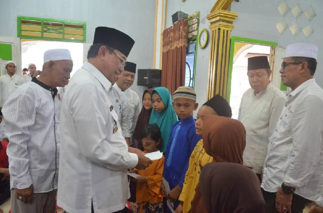 Jelang Lebaran, Bupati Serahkan Dana Bantuan Anak Yatim Piatu
