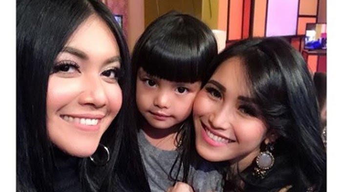 Dua Artis Inilah yang Banyak Membantu Denada Selama Shakira Aurum Sakit