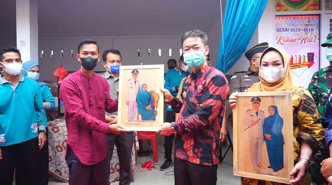 Bupati Resmikan Gerai Oleh-oleh Khas Rohil