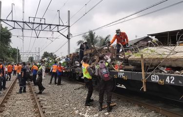 PT KAI Bongkar Lapak Pedagang di Dekat Rel KA di Kawasan Pasar Gaplok