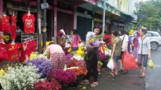 Jelang Imlek, Masyarakat Serbu Pedagang Bunga Musiman Pasar Bawah