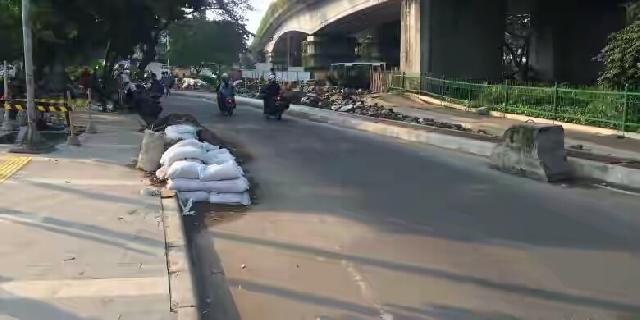 Trotoar Kawasan Tanah Abang Diperlebar