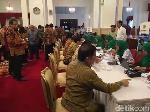 Pertama Kali, Presiden Kumpulkan Menteri untuk Setor Zakat ke Baznas