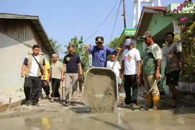 Tidak Malu-malu, Wako Pekanbaru Terjun Goro dan Semenisasi Jalan