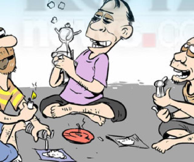 Empat Pria dan Seorang Wanita Ditangkap Sedang.....