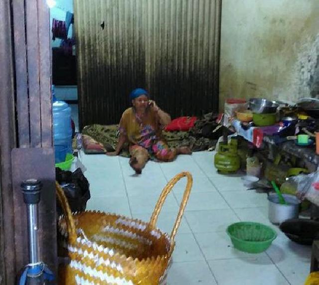 Dagangan Disita, Ibu Eni Dapat Uang Rp100 Juta Dari Netizen