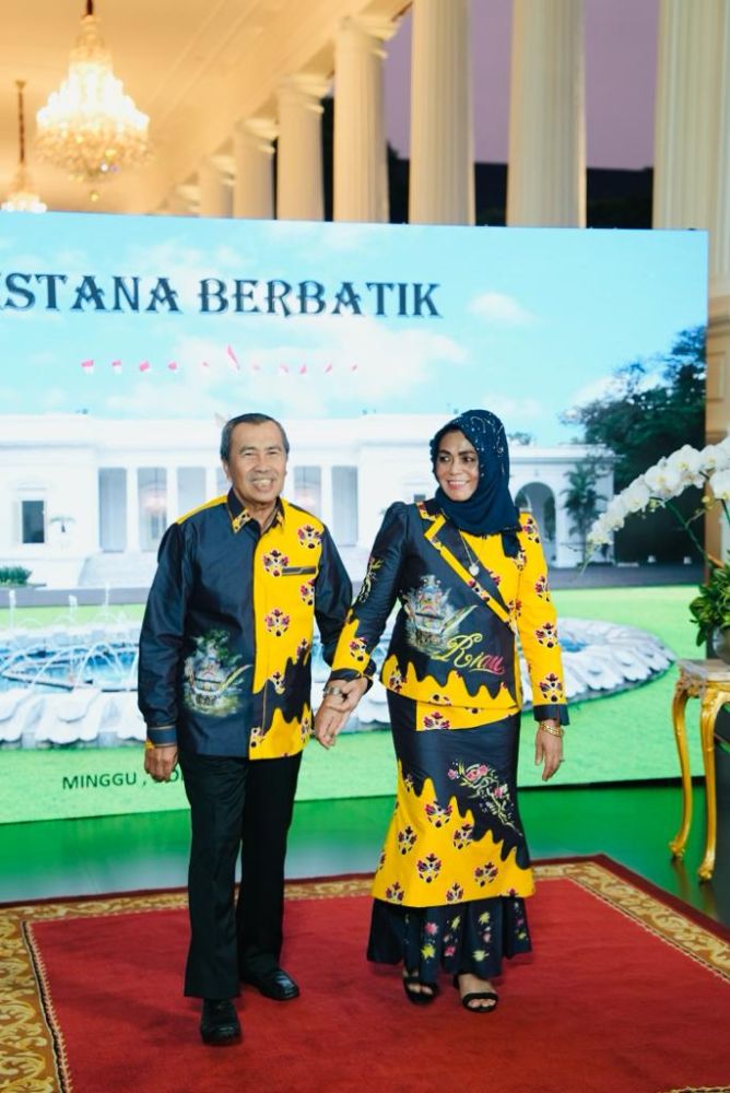 Gubri Syamsuar dan Istri Promosi Batik Riau