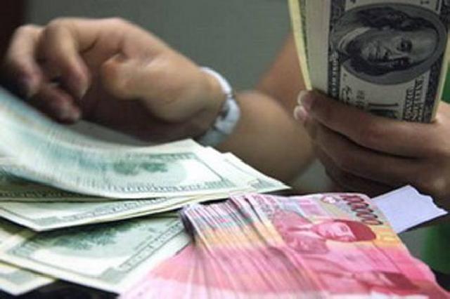 Rupiah Kembali Melemah ke Rp13.300/USD