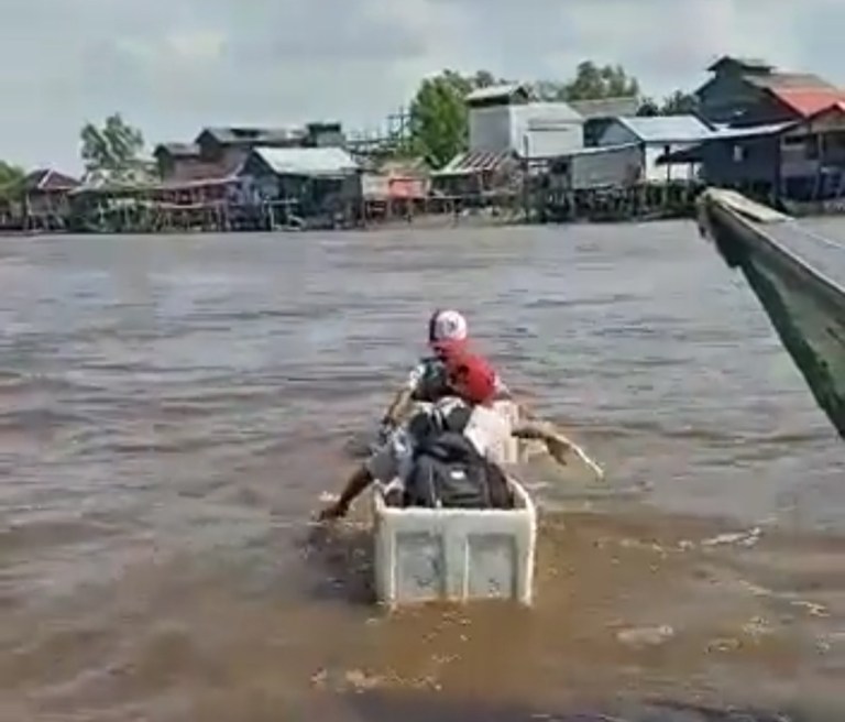 Siswa Menyeberang Pakai Styrofoam, Fadli Zon: Sebentar Lagi Mau Buat Mobil Listrik