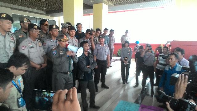 Kantor DPRD Inhil Juga Tak Luput Di Demo Wartawan