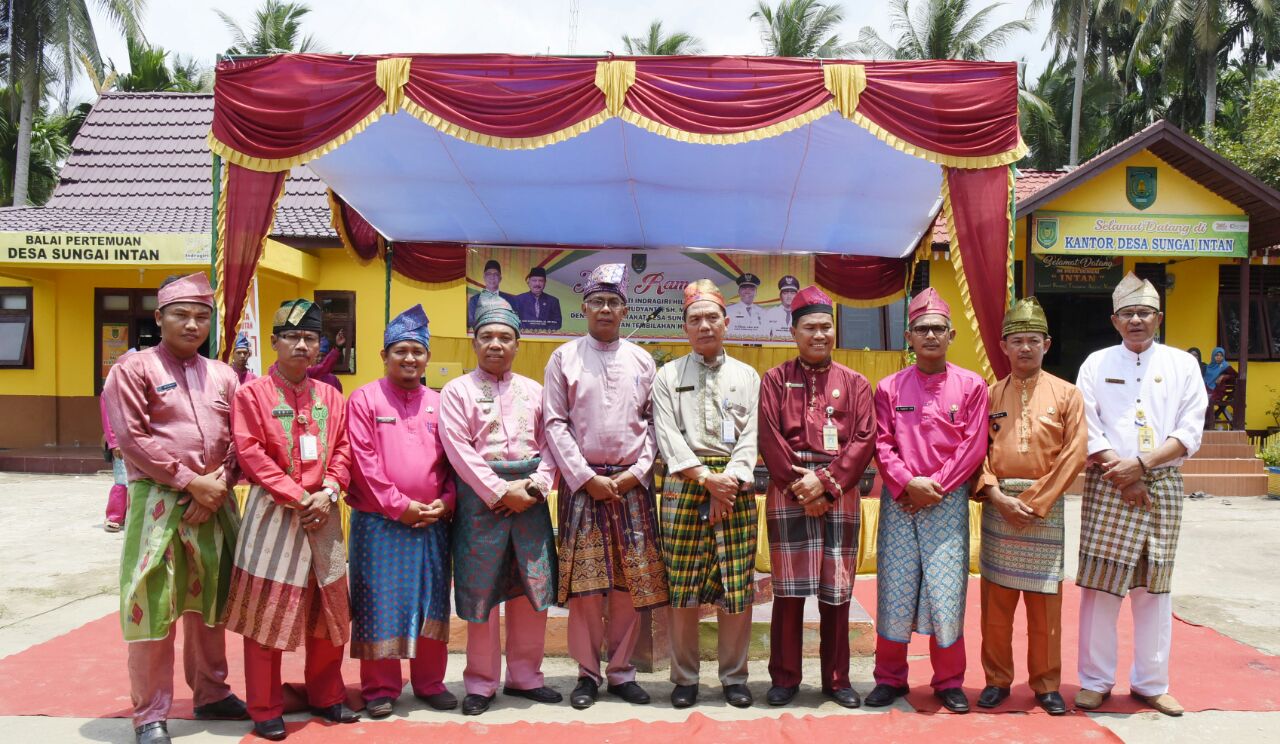 Rudiyanto Temu Ramah Dan Serahkan e-KTP ke Warga Desa Sungai Intan