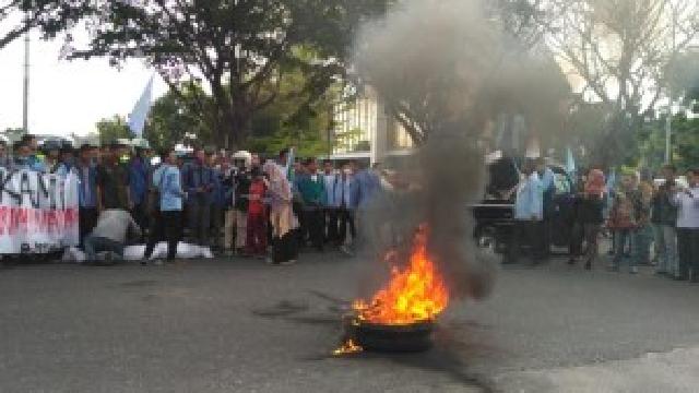 Puluhan Aksi Geruduk Mapolda Riau, Bakar Ban dan Blokir Jalan Sudirman