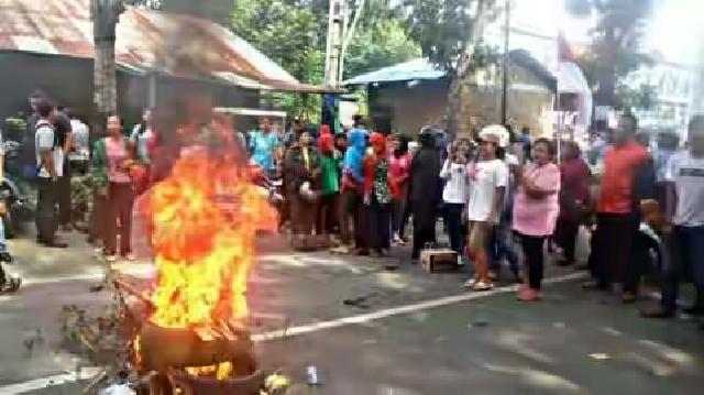 Aksi Blokir Jalan Warga Sari Rejo Lumpuhkan Arus Lalu Lintas di Polonia