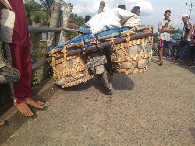 Di Inhil, Tukang Jeruk Tewas Tertimpa Sepeda Motor
