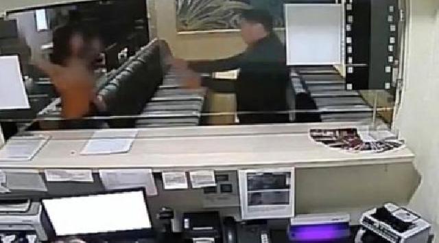 Dilarang Merokok, Wanita Ini Serang Satpam dengan Payudaranya