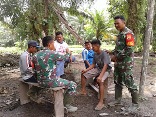 Babinsa Koramil 04/Kubu Sambang Warga, Berikan Pandangan Hidup kepada Pemuda