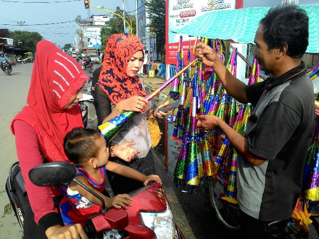 Jelang Tahun Baru, Pedagang Terompet Menjamur di Tembilahan