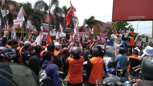 Disnaker Riau Digeruduk Para Buruh, Ini Yang Diorasikan Mereka