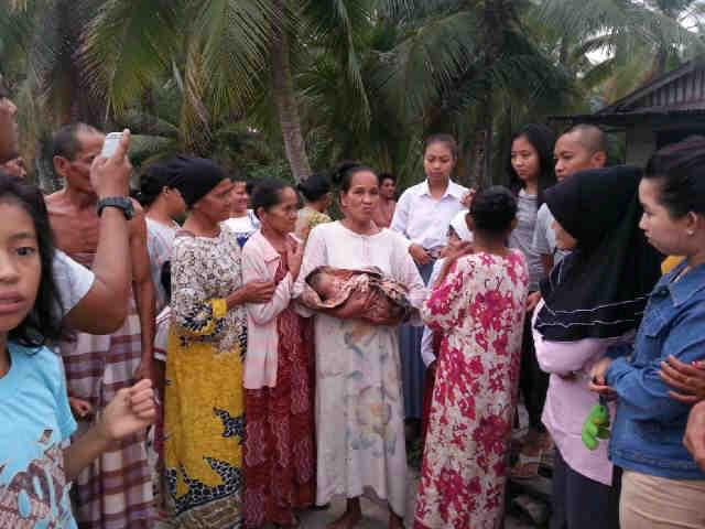 Umur 100 Tahun, Siti Asyah Temukan Bayi di Teras Rumahnya