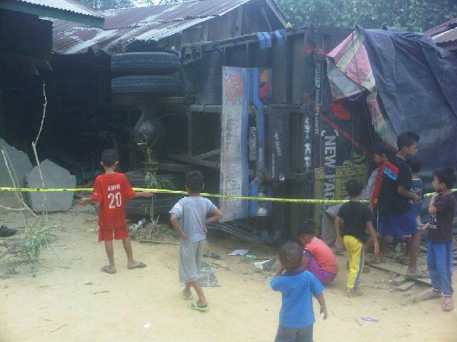 Tabrak Rumah Warga, 3 Orang Alami Luka-luka