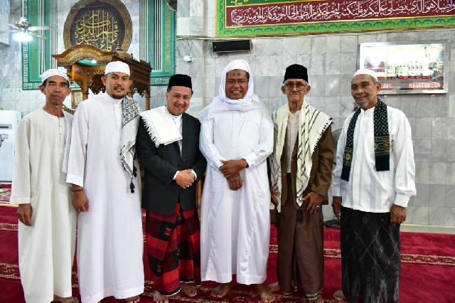Sholat Idul Fitri Bersama Istrinya, Ini Sambutan Wabup Inhil