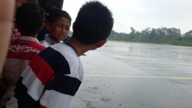 Hujan, Anak-Anak Tunggu Atraksi Pesawat