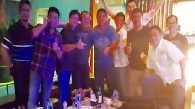 Karhutla, Polisi Riau Ancam Wartawan yang Publikasi Foto Polisi Kongkow Bersama Bos Sawit