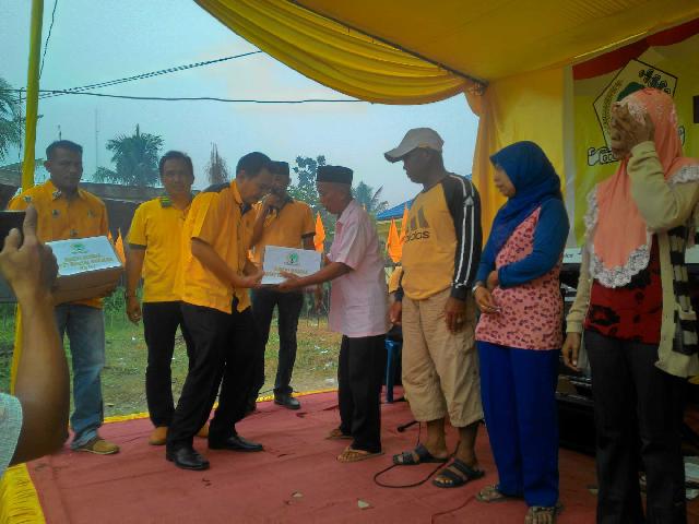 DPD II Golkar Bagi-bagi 2000 Kotak Air Meneral