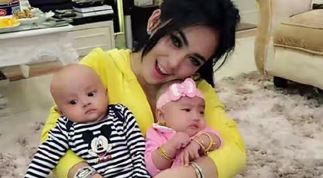 Bikin Video, Syahrini Gemas Gendong Bayi Kembar Ratu dan Raja