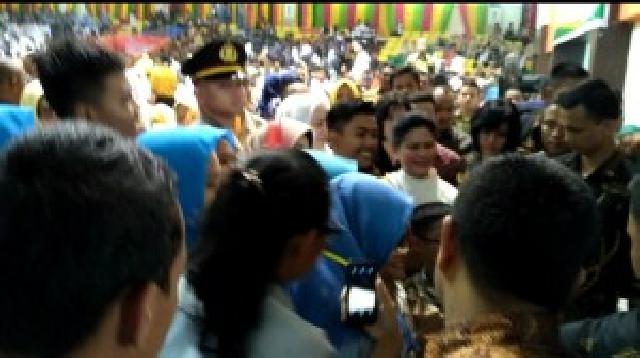 Joget Terheboh, Tiga Siswa Dapat Sepeda Dari Ibu Negara