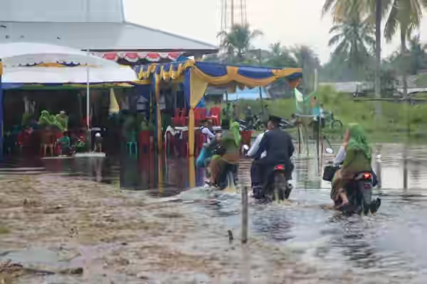 Lantik Kades Ditengah Genangan Banjir, Ini Kata Bupati