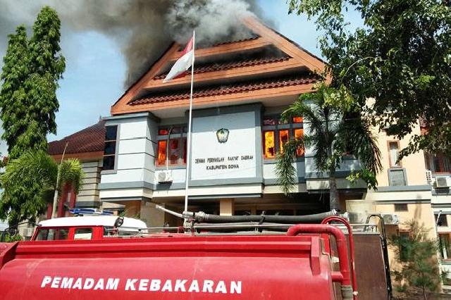 Geram, Masyarakat Bakar Kantor DPRD