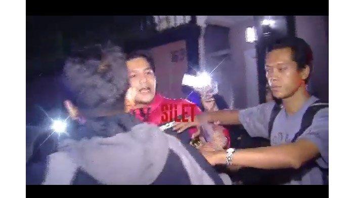 Kepergok Vicky Prasetyo, Pria Bareng Angel Lelga di Dalam Kamar Bertelanjang Dada