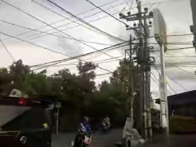 Ini Kata PLN Tentang Banyaknya Kabel Listrik Yang Semerawut