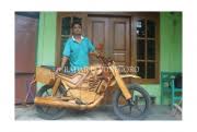 Keren Unik, Pria Ini Ciptakan Sepeda Motor Berbahan Kayu
