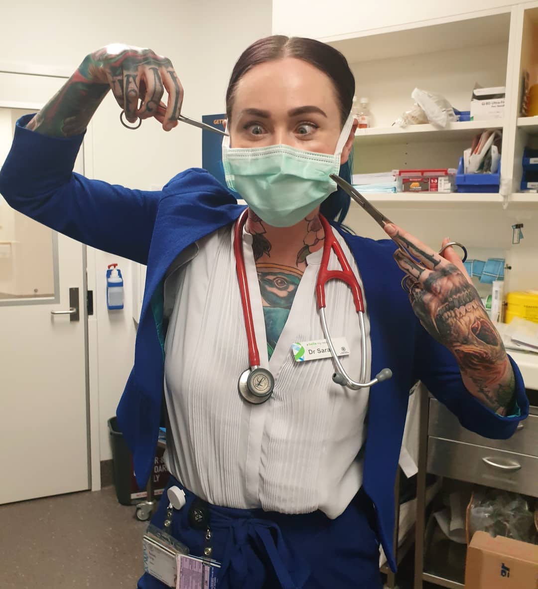 Tubuh Dokter Wanita Ini Penuh Tato