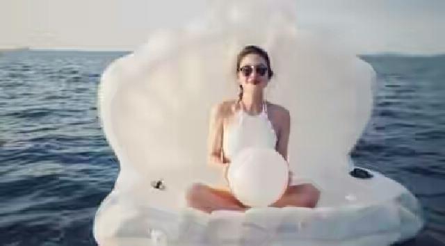 Begini Gaya Luna Maya Bareng Teman Pamer Bikini di Pantai