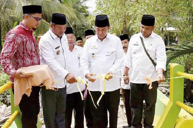 Resmikan Jembatan Beton, Ini Kata Bupati Inhil 
