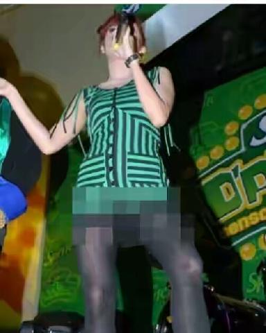 Nyanyi di Atas Panggung, Celana Dalam Mulan Jameela Malah Kelihatan