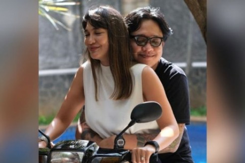 Gofar Hilman Peluk Mesra Luna Maya Di Atas Motor, Netizen Iri