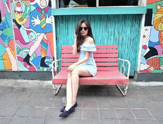 Wanita Ini Hot di Darat Dan Udara