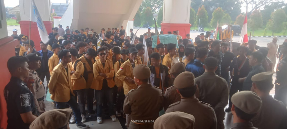 Serang DPRD Inhil, Massa Protes dari Kasus Rempang hingga Limbah Pabrik Sagu